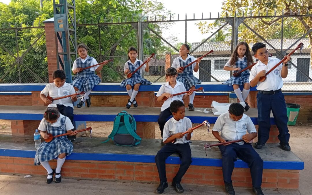“LA CIRRAMPLA, EL FURRUCO, EL CUATRO Y LAS MARACAS” -instrumentos ancestrales para producir música llanera-